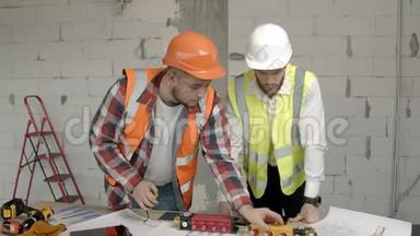 年轻建筑师检查建筑工地的设备